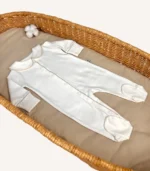 GOTS sertifikalı interlok kumaştan hazırlanan Organik Önden Çıtçıtlı Bebe Yakalı Kroşe İşlemeli Tulum, kroşe detaylı bebe yakası, kendinden eldivenli yapısı ve iç dikişsiz çift katlı patikleriyle prematüre ve 0-12 ay arası bebekler için tasarlanmıştır.