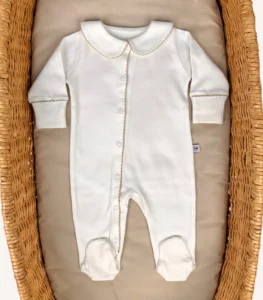 GOTS sertifikalı interlok kumaştan hazırlanan Organik Önden Çıtçıtlı Bebe Yakalı Kroşe İşlemeli Tulum, kroşe detaylı bebe yakası, kendinden eldivenli yapısı ve iç dikişsiz çift katlı patikleriyle prematüre ve 0-12 ay arası bebekler için tasarlanmıştır.