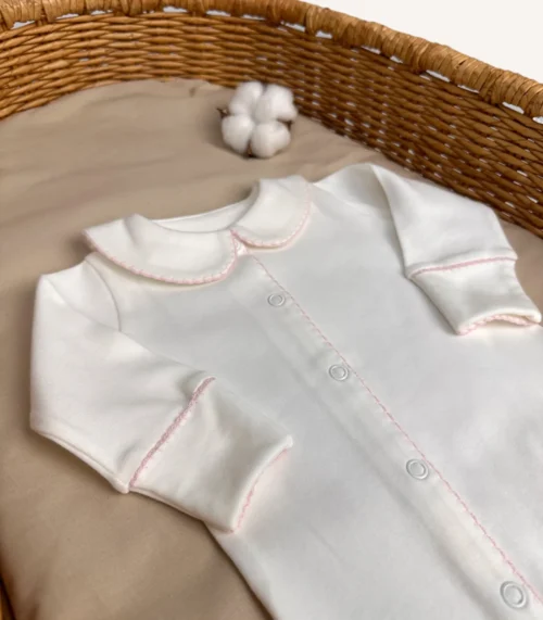 GOTS sertifikalı interlok kumaştan hazırlanan Organik Önden Çıtçıtlı Bebe Yakalı Kroşe İşlemeli Tulum, kroşe detaylı bebe yakası, kendinden eldivenli yapısı ve iç dikişsiz çift katlı patikleriyle prematüre ve 0-12 ay arası bebekler için tasarlanmıştır.