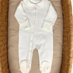 GOTS sertifikalı interlok kumaştan hazırlanan Organik Önden Çıtçıtlı Bebe Yakalı Kroşe İşlemeli Tulum, kroşe detaylı bebe yakası, kendinden eldivenli yapısı ve iç dikişsiz çift katlı patikleriyle prematüre ve 0-12 ay arası bebekler için tasarlanmıştır.