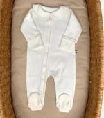 GOTS sertifikalı interlok kumaştan hazırlanan Organik Önden Çıtçıtlı Bebe Yakalı Kroşe İşlemeli Tulum, kroşe detaylı bebe yakası, kendinden eldivenli yapısı ve iç dikişsiz çift katlı patikleriyle prematüre ve 0-12 ay arası bebekler için tasarlanmıştır.