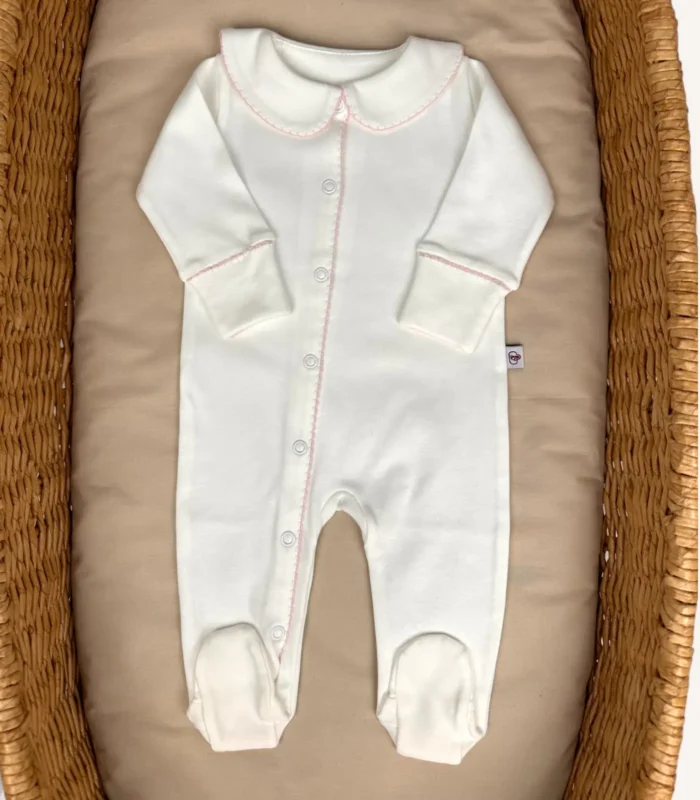 GOTS sertifikalı interlok kumaştan hazırlanan Organik Önden Çıtçıtlı Bebe Yakalı Kroşe İşlemeli Tulum, kroşe detaylı bebe yakası, kendinden eldivenli yapısı ve iç dikişsiz çift katlı patikleriyle prematüre ve 0-12 ay arası bebekler için tasarlanmıştır.