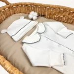 GOTS sertifikalı interlok kumaştan hazırlanan Organik Önden Çıtçıtlı Bebe Yakalı Kroşe İşlemeli Tulum ve Şapka Seti, kroşe detaylı bebe yakası, ayı kulaklı şapkası, kendinden eldivenli yapısı ve iç dikişsiz çift katlı patikleriyle prematüre ve 0-12 ay arası bebekler için tasarlanmıştır.