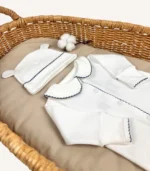 GOTS sertifikalı interlok kumaştan hazırlanan Organik Önden Çıtçıtlı Bebe Yakalı Kroşe İşlemeli Tulum ve Şapka Seti, kroşe detaylı bebe yakası, ayı kulaklı şapkası, kendinden eldivenli yapısı ve iç dikişsiz çift katlı patikleriyle prematüre ve 0-12 ay arası bebekler için tasarlanmıştır.