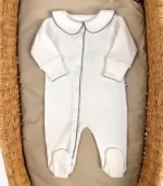 GOTS sertifikalı interlok kumaştan hazırlanan Organik Önden Çıtçıtlı Bebe Yakalı Kroşe İşlemeli Tulum ve Şapka Seti, kroşe detaylı bebe yakası, ayı kulaklı şapkası, kendinden eldivenli yapısı ve iç dikişsiz çift katlı patikleriyle prematüre ve 0-12 ay arası bebekler için tasarlanmıştır.