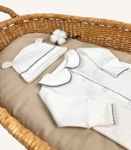 GOTS sertifikalı interlok kumaştan hazırlanan Organik Önden Çıtçıtlı Bebe Yakalı Kroşe İşlemeli Tulum ve Şapka Seti, kroşe detaylı bebe yakası, ayı kulaklı şapkası, kendinden eldivenli yapısı ve iç dikişsiz çift katlı patikleriyle prematüre ve 0-12 ay arası bebekler için tasarlanmıştır.