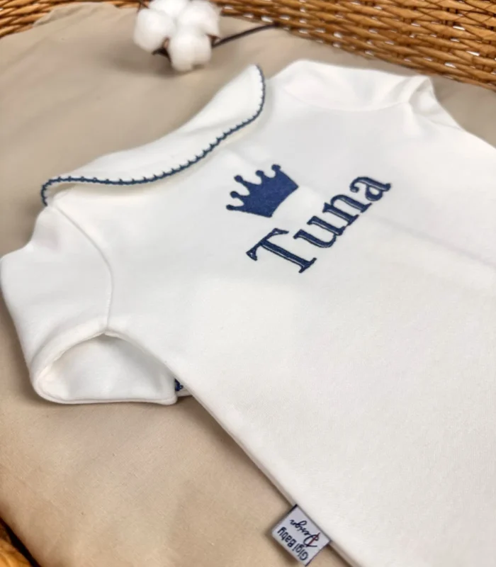 GOTS sertifikalı interlok kumaştan hazırlanan Organik Önden Çıtçıtlı Bebe Yakalı Kroşe İşlemeli Tulum ve Şapka Seti, kroşe detaylı bebe yakası, ayı kulaklı şapkası, kendinden eldivenli yapısı ve iç dikişsiz çift katlı patikleriyle prematüre ve 0-12 ay arası bebekler için tasarlanmıştır.
