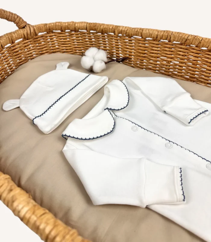 GOTS sertifikalı interlok kumaştan hazırlanan Organik Önden Çıtçıtlı Bebe Yakalı Kroşe İşlemeli Tulum ve Şapka Seti, kroşe detaylı bebe yakası, ayı kulaklı şapkası, kendinden eldivenli yapısı ve iç dikişsiz çift katlı patikleriyle prematüre ve 0-12 ay arası bebekler için tasarlanmıştır.