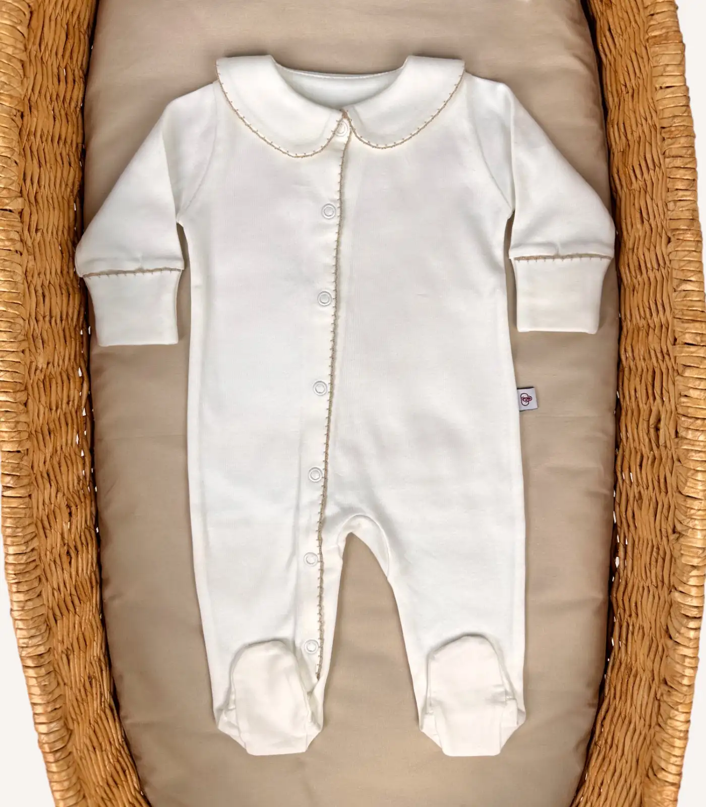 organik-onden-citcitli-bebe-yakali-krose-islemeli-tulum GOTS sertifikalı interlok kumaştan hazırlanan Organik Önden Çıtçıtlı Bebe Yakalı Kroşe İşlemeli Tulum, kroşe detaylı bebe yakası, kendinden eldivenli yapısı ve iç dikişsiz çift katlı patikleriyle prematüre ve 0-12 ay arası bebekler için tasarlanmıştır.