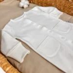 GOTS sertifikalı interlok kumaştan üretilmiş ekru renk Organik Önden Çıtçıtlı Cepli Tulum, patikli yapısı ve ön çıtçıtlarıyla prematüre ve yenidoğan bebekler için tasarlanmıştır.