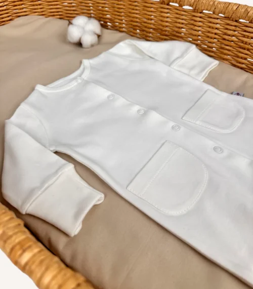 GOTS sertifikalı interlok kumaştan üretilmiş ekru renk Organik Önden Çıtçıtlı Cepli Tulum, patikli yapısı ve ön çıtçıtlarıyla prematüre ve yenidoğan bebekler için tasarlanmıştır.