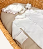 GOTS sertifikalı interlok kumaştan hazırlanan Organik Önden Çıtçıtlı Kroşe İşlemeli Tulum ve Lora Şapka Seti, fırfırlı Lora şapkası, kendinden eldivenli yapısı ve iç dikişsiz çift katlı patikleriyle prematüre ve 0-12 ay arası bebekler için tasarlanmıştır.