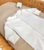 GOTS sertifikalı interlok kumaştan hazırlanan Organik Önden Çıtçıtlı Kroşe İşlemeli Tulum ve Lora Şapka Seti, fırfırlı Lora şapkası, kendinden eldivenli yapısı ve iç dikişsiz çift katlı patikleriyle prematüre ve 0-12 ay arası bebekler için tasarlanmıştır.
